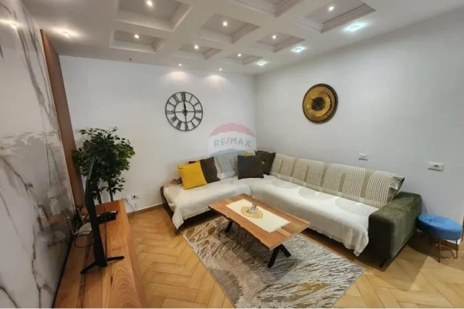 Tirane, jepet me qera apartament 2+1+Ballkon Kati 3, 65 m² 900 € (Rruga e Barrikadave)