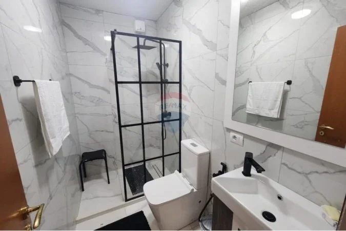 Tirane, jepet me qera apartament 2+1+Ballkon Kati 3, 65 m² 900 € (Rruga e Barrikadave)
