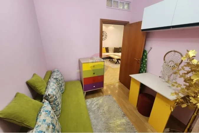 Tirane, jepet me qera apartament 2+1+Ballkon Kati 3, 65 m² 900 € (Rruga e Barrikadave)