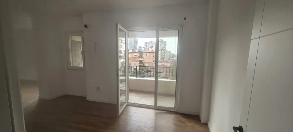 Tirane, shes apartament 3+1 Kati 2, 339.000 € (Pazari i ri)