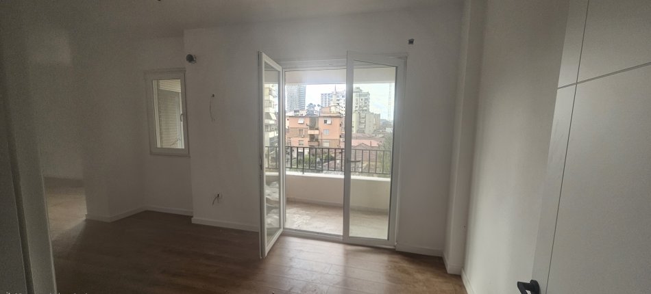 Tirane, shes apartament 3+1 Kati 2, 339.000 € (Pazari i ri)