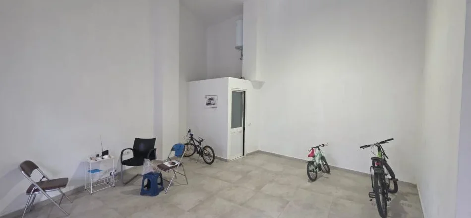 Tirane, jepet me qera dyqan Kati 0, 40 m² 400 € (Prane Rr.Barrikadave)