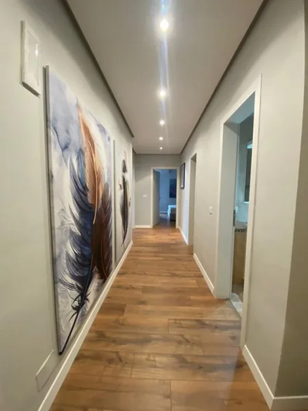 Tirane, jepet me qera apartament 2+1+Ballkon Kati 13, 125 m² 1.000 € (Bllok)