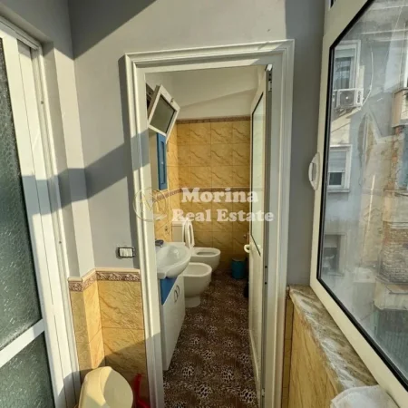 Tirane, jepet me qera apartament 2+1 Kati 3, 100 m² 750 € (Libri Universitar)