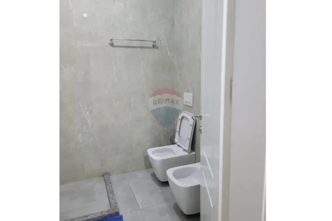 Tirane, jepet me qera apartament 1+1+Ballkon Kati 4, 60 m² (Kopshti Botanik, Tiranë)