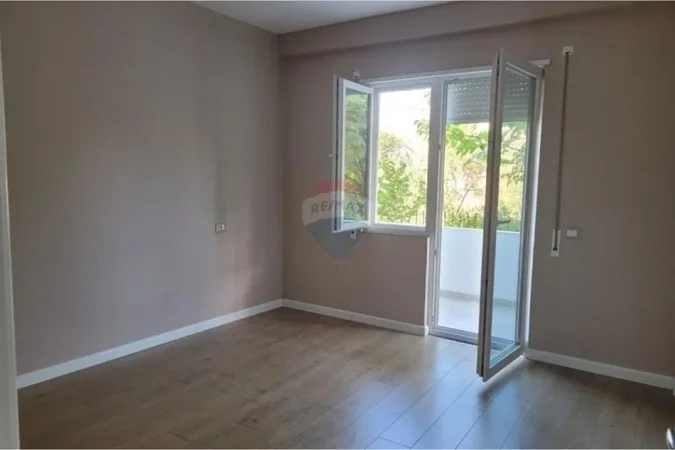 Tirane, jepet me qera apartament 1+1+Ballkon Kati 4, 60 m² (Kopshti Botanik, Tiranë)