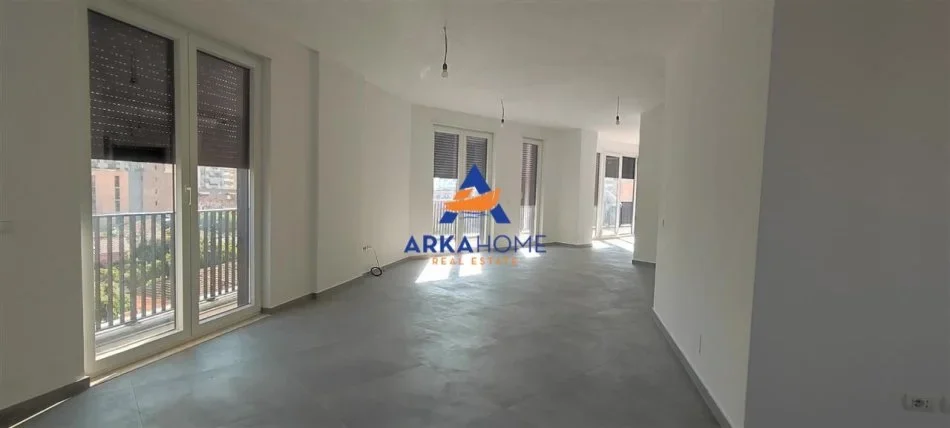 Tirane, jepet me qera ambjent biznesi Kati 5, 220 m² 2.500 € 