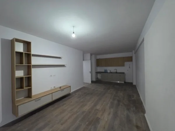 Tirane, jepet me qera apartament 2+1 Kati 5, 110 m² 500 € (5 MAJI)