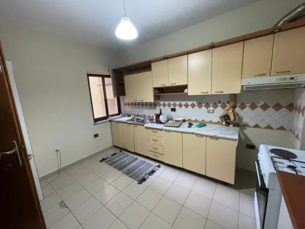 Tirane, jepet me qera apartament 2+1+Aneks+Ballkon Kati 3, 120 m² 750 € (Qender)
