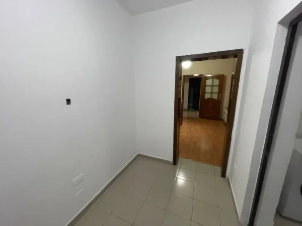 Tirane, jepet me qera apartament 2+1+Aneks+Ballkon Kati 3, 120 m² 750 € (Sheshi Skenderbej)