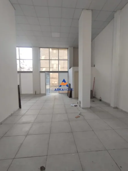 Tirane, shitet dyqan Kati 0, 74 m² 259.000 € 