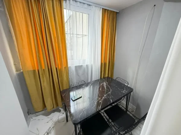 Tirane, jepet me qera apartament 1+1 Kati 1,