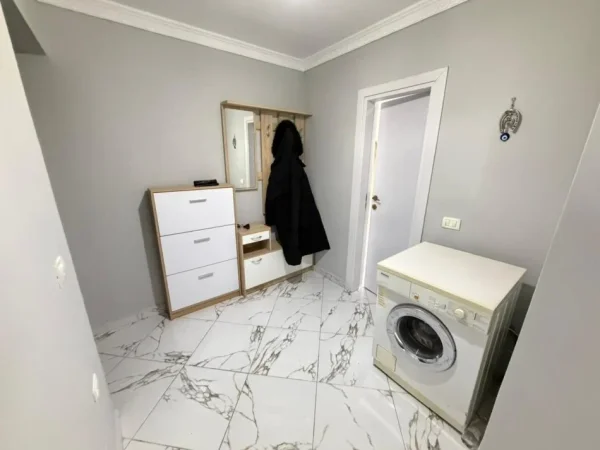 Tirane, jepet me qera apartament 1+1 Kati 1,