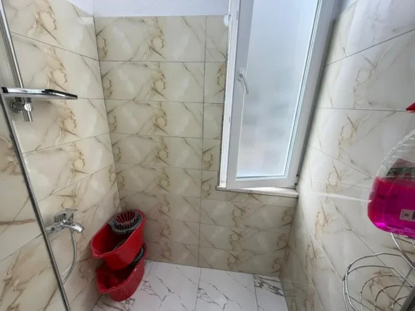 Tirane, jepet me qera apartament 1+1 Kati 1,