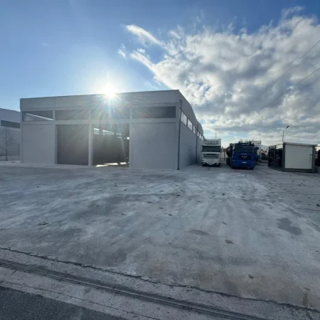 Tirane, jepet me qera ambjent biznesi Kati 0, 3.200 m² 3.200 € (AUTOSTRADA THUMAN-KASHAR)