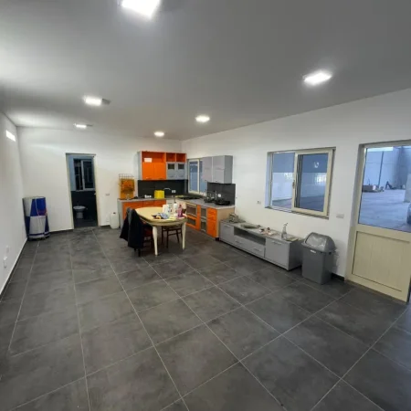 Tirane, jepet me qera ambjent biznesi Kati 0, 3.200 m² 3.200 € (AUTOSTRADA THUMAN-KASHAR)