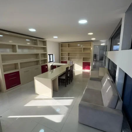 Tirane, jepet me qera ambjent biznesi Kati 0, 3.200 m² 3.200 € (AUTOSTRADA THUMAN-KASHAR)