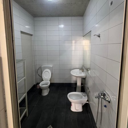 Tirane, jepet me qera ambjent biznesi Kati 0, 3.200 m² 3.200 € (AUTOSTRADA THUMAN-KASHAR)