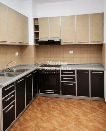 Tirane, jepet me qera ambjent biznesi Kati 4, 70 m² 400 € (Yzberisht)
