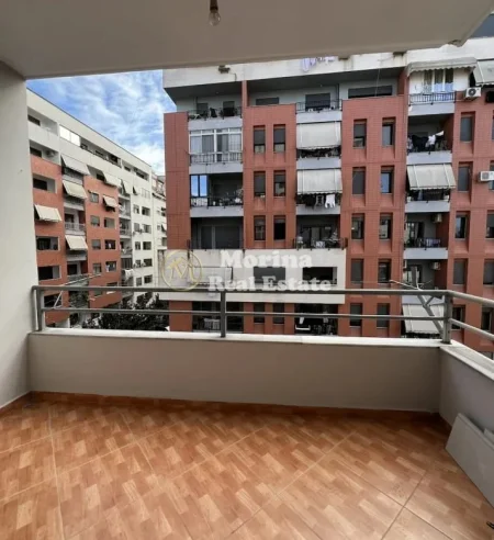 Tirane, jepet me qera ambjent biznesi Kati 4, 70 m² 400 € (Yzberisht)