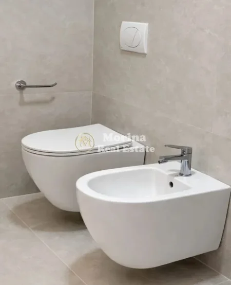 Tirane, jepet me qera ambjent biznesi Kati 4, 70 m² 400 € (Yzberisht)