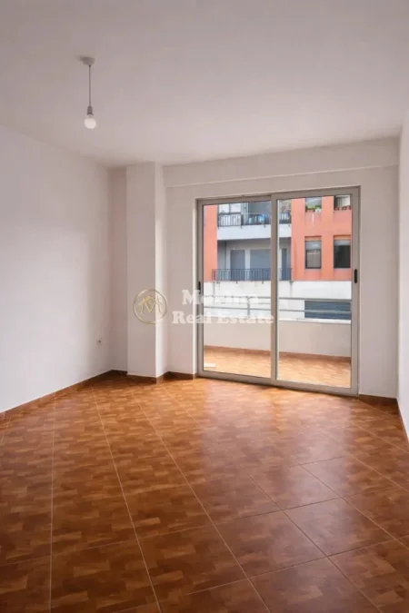 Tirane, jepet me qera ambjent biznesi Kati 4, 70 m² 400 € (Yzberisht)
