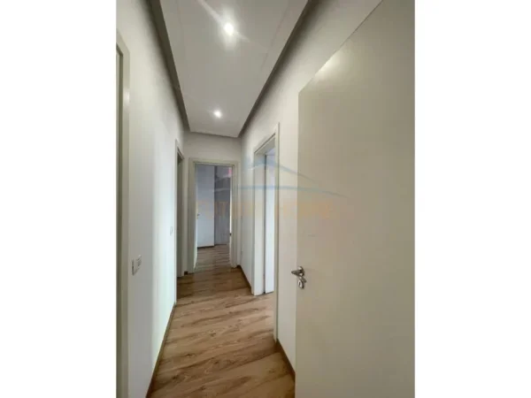Tirane, jepet me qera ambjent biznesi Kati 6, 116 m² 1.150 € (Ring Center, Zogu i Zi)