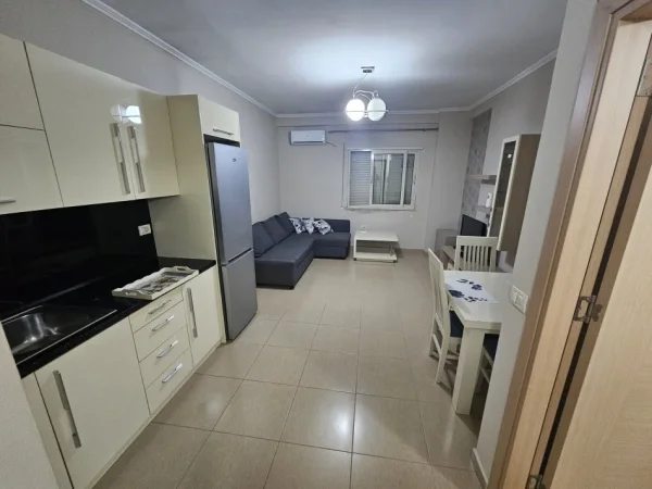 Tirane, jepet me qera apartament 1+1 Kati 5, 61 m² 400 € (astir)