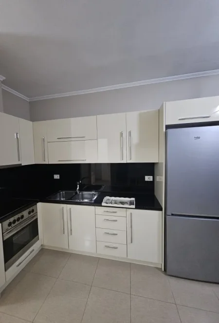 Tirane, jepet me qera apartament 1+1 Kati 5, 61 m² 400 € (yzberisht)
