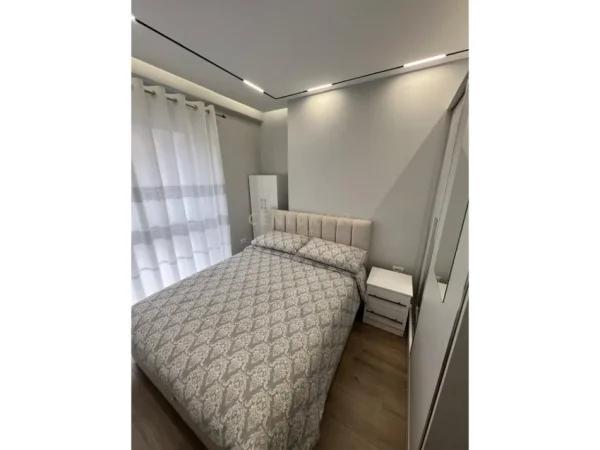 Tirane, jepet me qera apartament 2+1+Ballkon Kati 2, 77 m² 800 € (PAZARI I RI)
