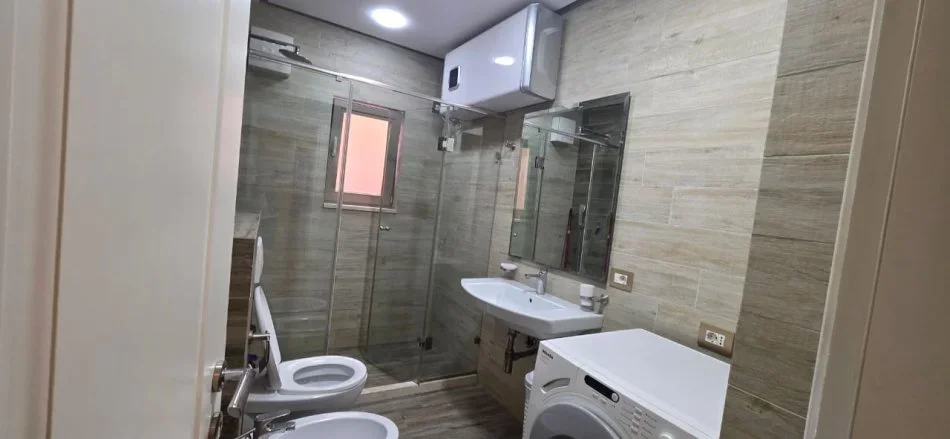 Tirane, jepet me qera apartament 2+1 Kati 1, 96 m² 1.000 € (Qender)