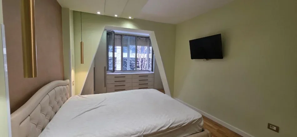 Tirane, jepet me qera apartament 2+1 Kati 1, 96 m² 1.000 € (Qender)