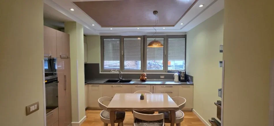 Tirane, jepet me qera apartament 2+1 Kati 1, 96 m² 1.000 € (Qender)