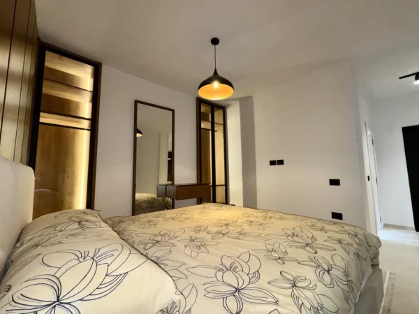 Tirane, jepet me qera apartament Kati 5, 35 m² 700 € (libri universitar)