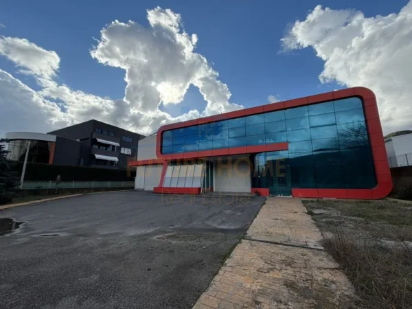 Tirane, jepet me qera ambjent biznesi Kati 0, 3.500 m² 7.000 € 