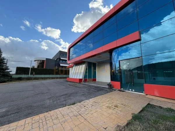 Tirane, jepet me qera ambjent biznesi Kati 0, 3.500 m² 7.000 € 
