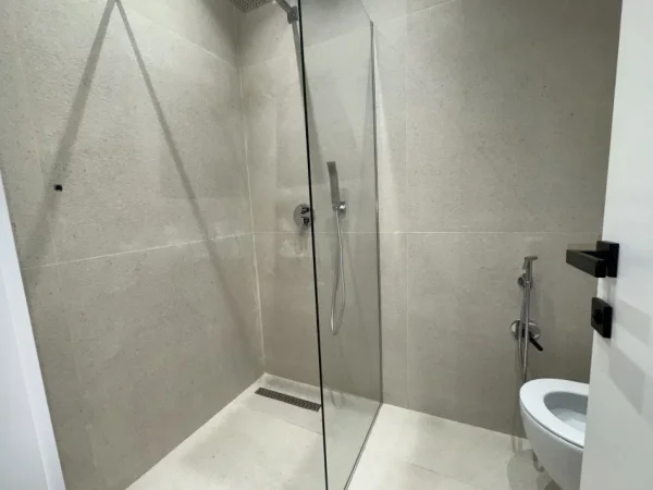 Tirane, jepet me qera apartament Kati 5, 35 m² 700 € (libri universitar)