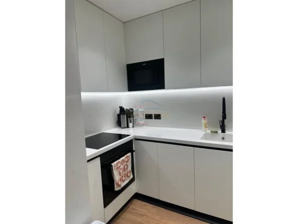 Tirane, jepet me qera apartament 2+1 Kati 8, 118 m² 1.050 € (ish dogana)