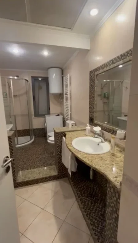 Tirane, jepet me qera apartament 1+1 Kati 7, 120 m² 1.500 € (QENDER)