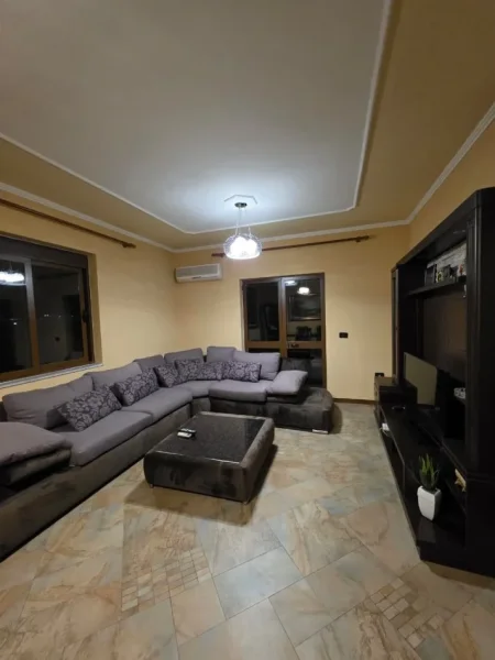 JEPET ME QERA APARTAMENT 3+1 PRANE SPITALIT AMERIKAN2 , RRUGA E DIBRES