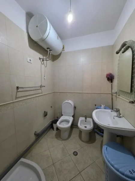 JEPET ME QERA APARTAMENT 3+1 PRANE SPITALIT AMERIKAN2 , RRUGA E DIBRES