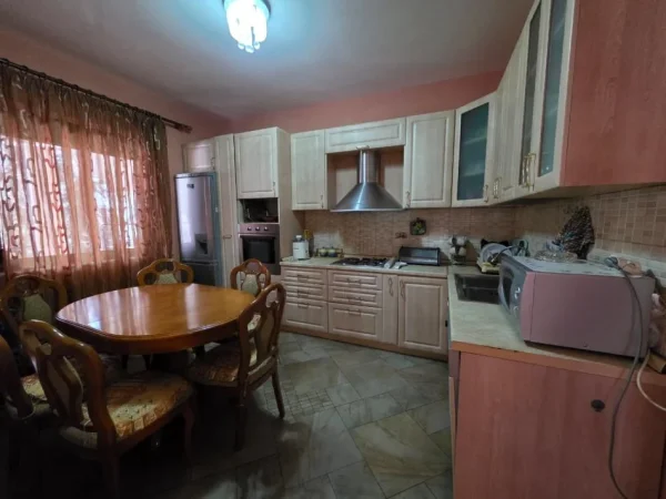 JEPET ME QERA APARTAMENT 3+1 PRANE SPITALIT AMERIKAN2 , RRUGA E DIBRES