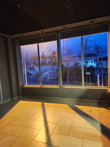 Tirane, jepet me qera dyqan Kati 1, 180 m² 900 € (Ura Institutit)