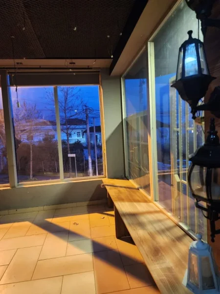 Tirane, jepet me qera dyqan Kati 1, 180 m² 900 € (Ura Institutit)