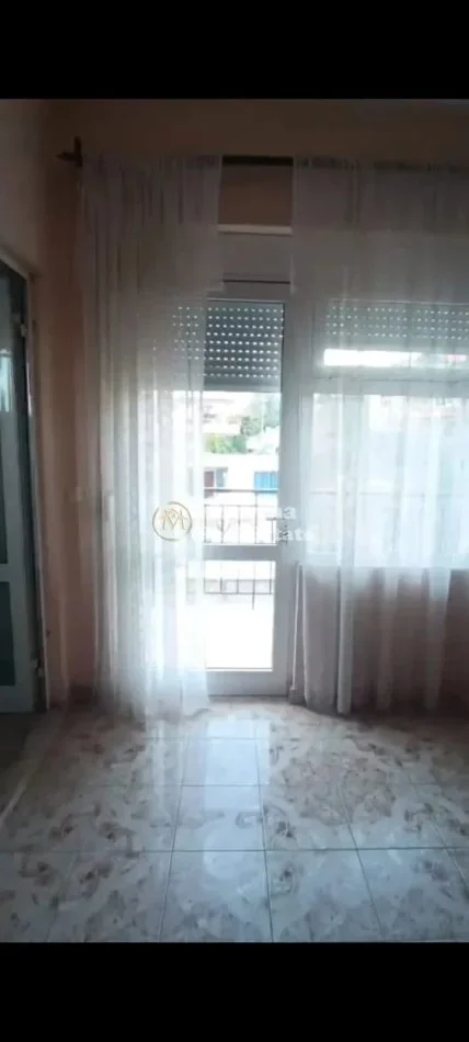 Tirane, jepet me qera shtepi 1+1 Kati 3, 60 m² 300 € (Oxhaku)