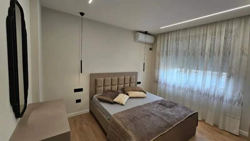 Tirane, jepet me qera apartament 2+1 , 75 m² 800 € (Komuna e Parisit, prane rrethit)