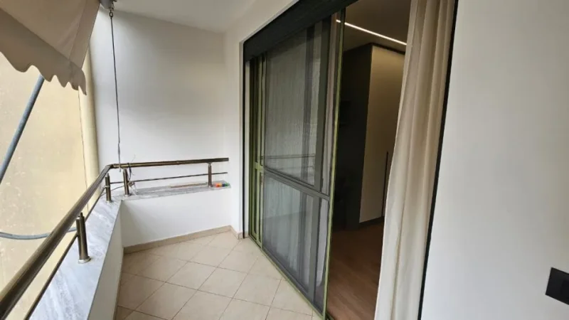 Tirane, jepet me qera apartament 2+1 , 75 m² 800 € (Komuna e Parisit, prane rrethit)