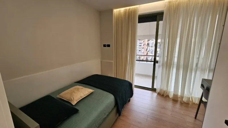 Tirane, jepet me qera apartament 2+1 , 75 m² 800 € (Komuna e Parisit, prane rrethit)