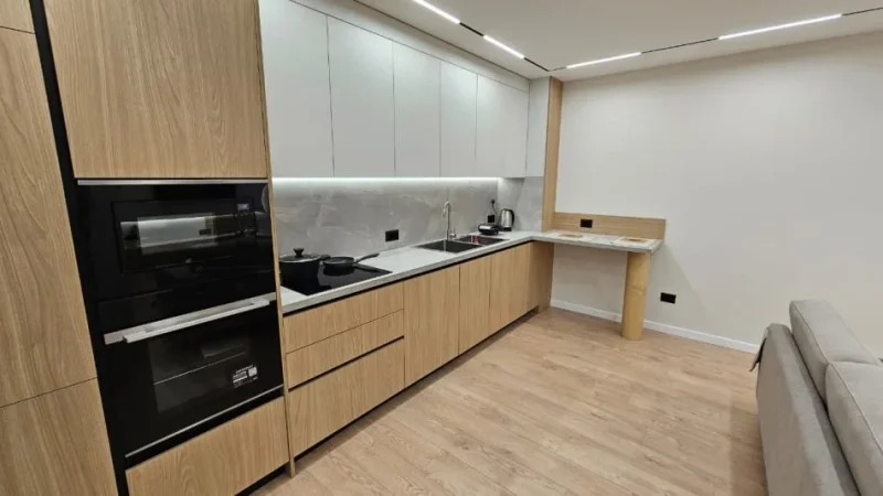 Tirane, jepet me qera apartament 2+1 , 75 m² 800 € (Komuna e Parisit, prane rrethit)