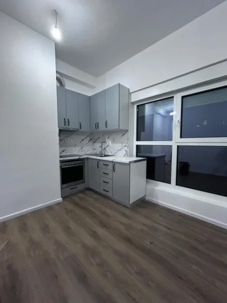 Tirane, jepet me qera apartament 1+1 Kati 8, 60 m² 